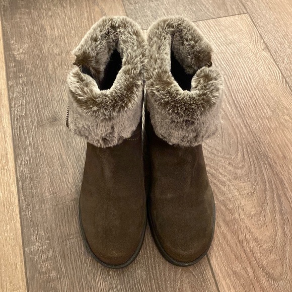 NWOB and never-worn Vintage Foundry Co. Olive Suede Faux Fur Boots Size 6.5 - Picture 1 of 11